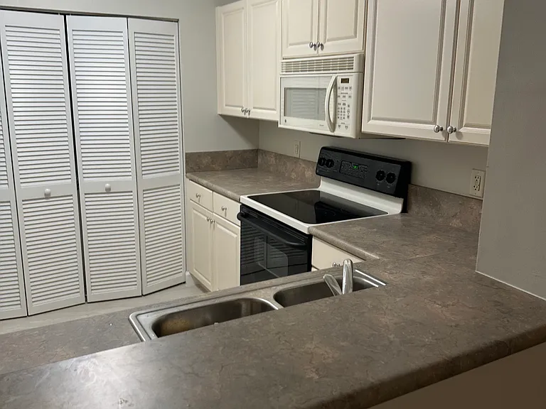 619 E Sheridan St #106 — Photo 3