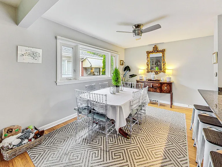 Dining Room / Breakfast Bar