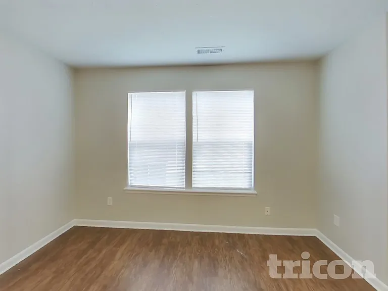 1064 Halifax Ln — Photo 5