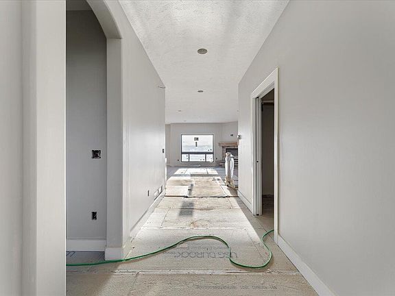 3rd image of 902 Fairview Hills Dr