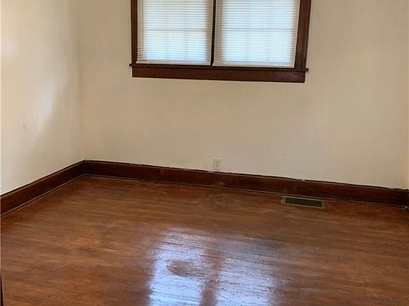4th image of 421 Livingston Ave
