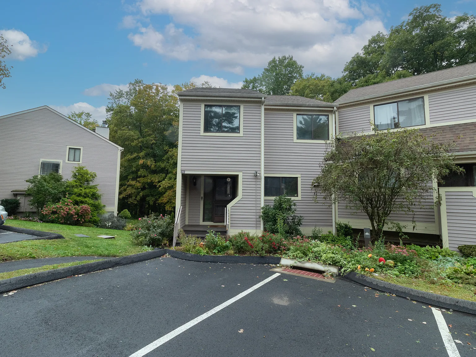 3 bed, 2.5 bath, 1690 sqft, $2,400 — Photo 2
