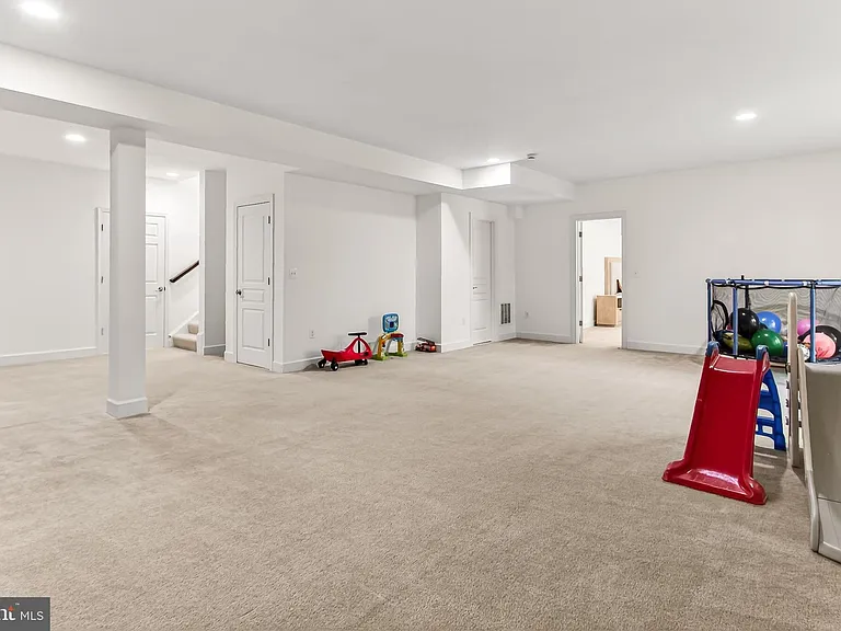 8901 Hargrove Ct — Photo 40