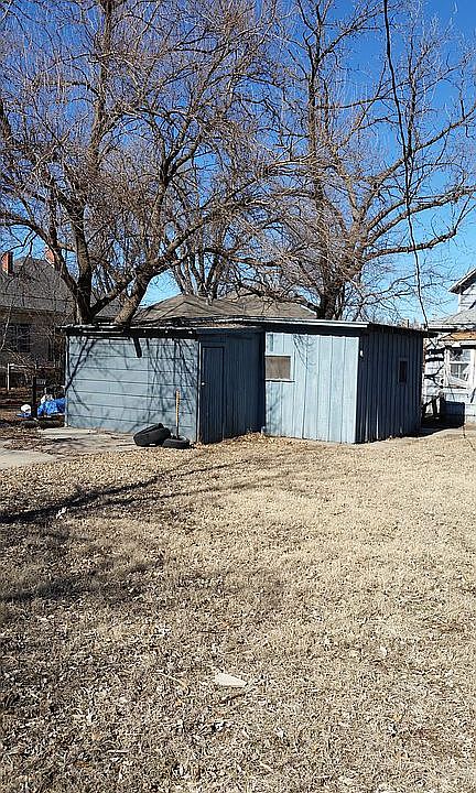 2nd image of 711 E Avenue B