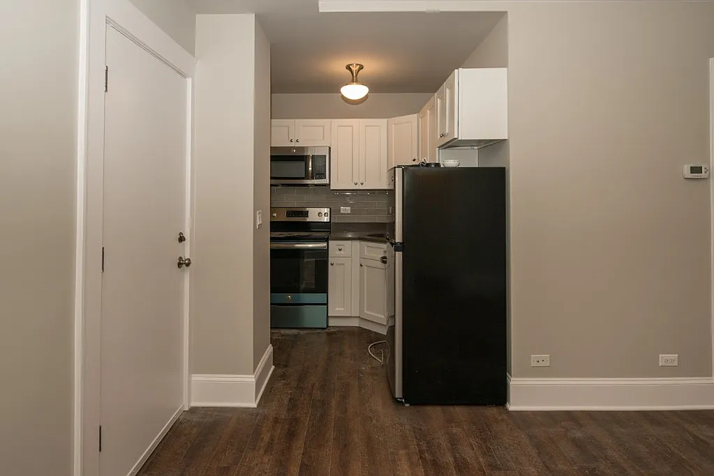 Photo 2 of 16 - 817 W Lakeside Pl #802 - Chicago, IL Building Photo - 817 W Lakeside Pl #802