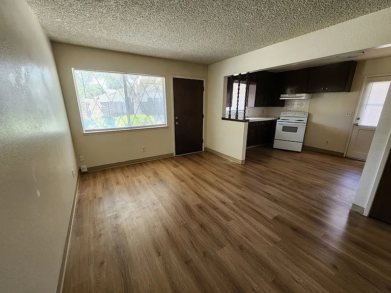 1103 Sycamore St — Photo 5