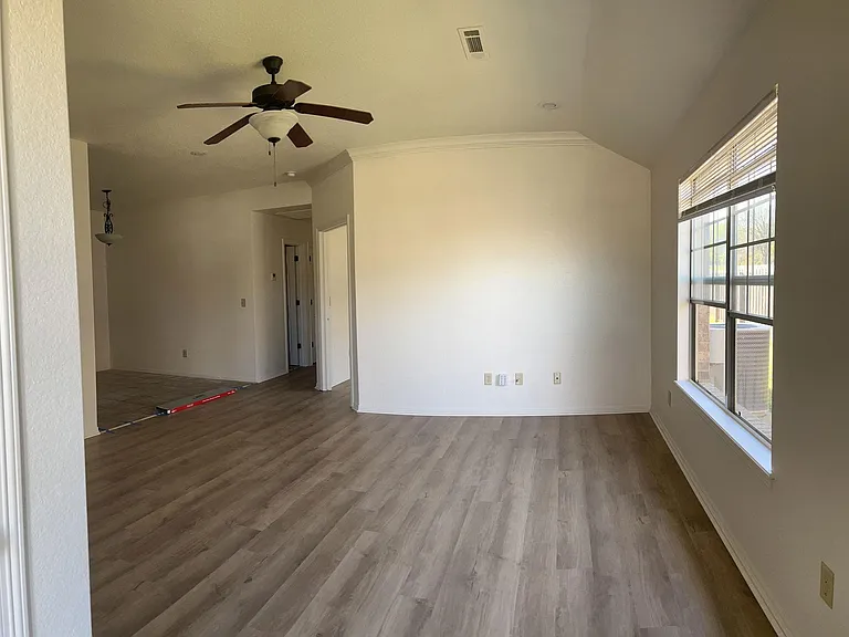 2869 N Seneca Ave — Photo 6