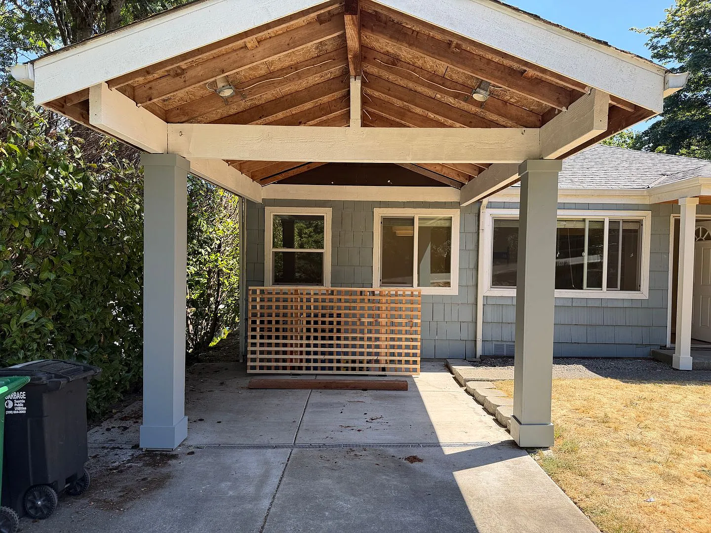 2 weeks Free Rent at Beautiful Maple Leaf Rambler next to Elementary school — Photo 4