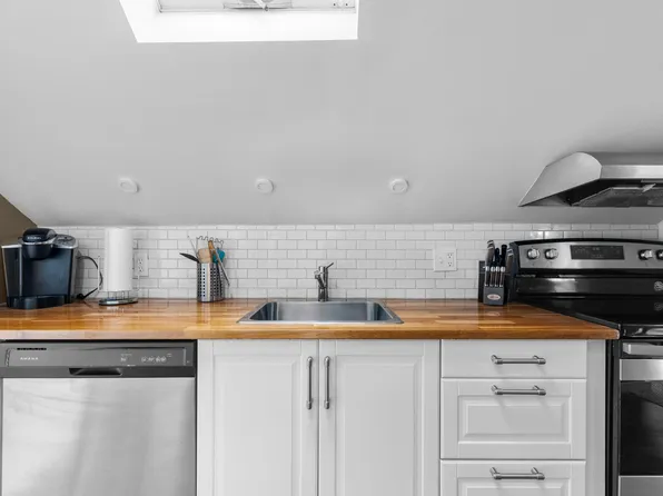 8 Franklin St #4, Newport, RI 02840