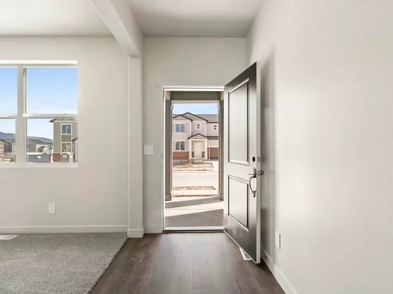 565 E Lintel Rd — Photo 2