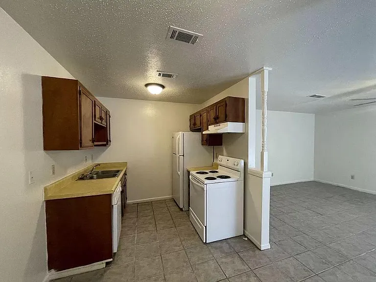 1201 Airline Dr #1201 — Photo 2