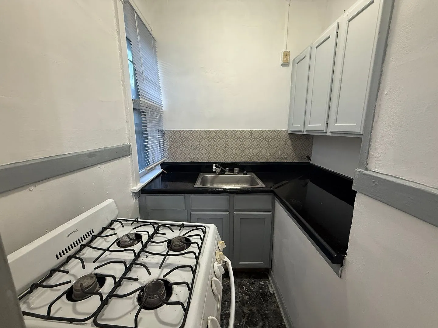 1302 Linden Ave — Photo 2