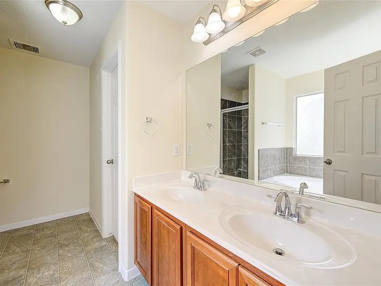 1403 Baychester Ln — Photo 5