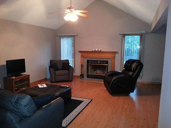 2nd image of 5 Cottonwood Glen Dr