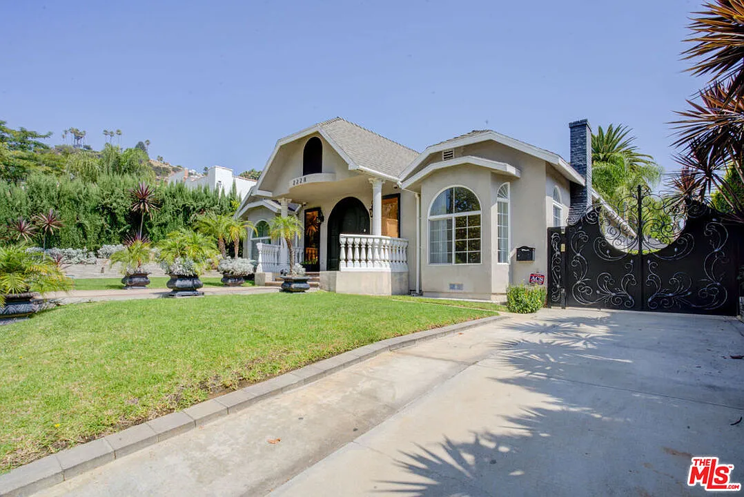 3 bed, 3.0 bath, 2600 sqft, $8,850 — Photo 3