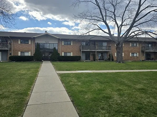 7422 Brookdale Dr APT 111, Darien, IL 60561