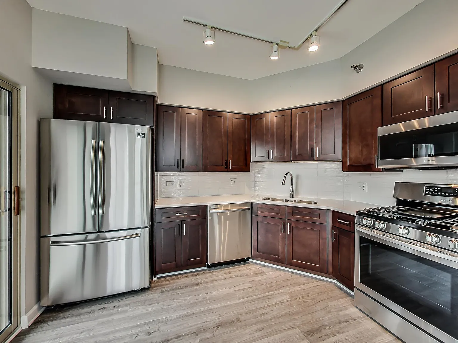 3 bed, 2.5 bath, 1600 sqft, $4,400 — Photo 1