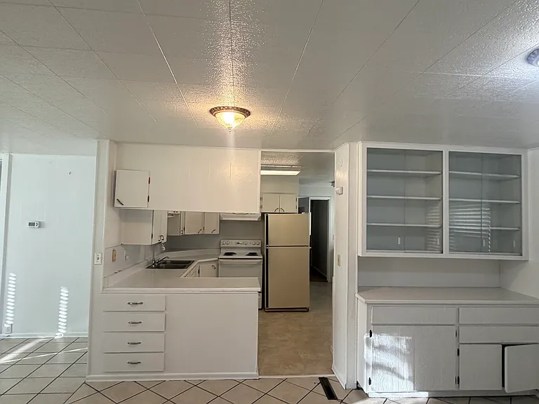 812 6th St — Photo 3