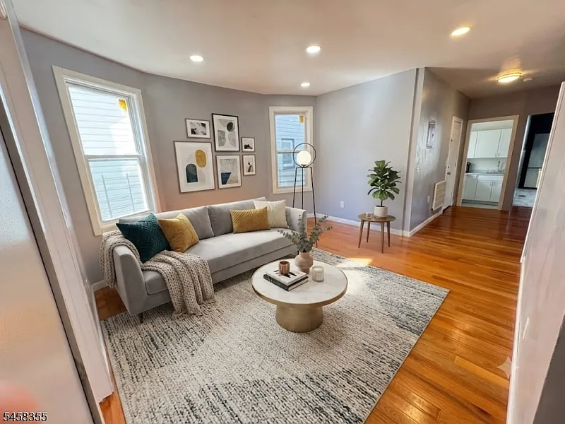 3 bed, 1.0 bath, $2,500 — Photo 4