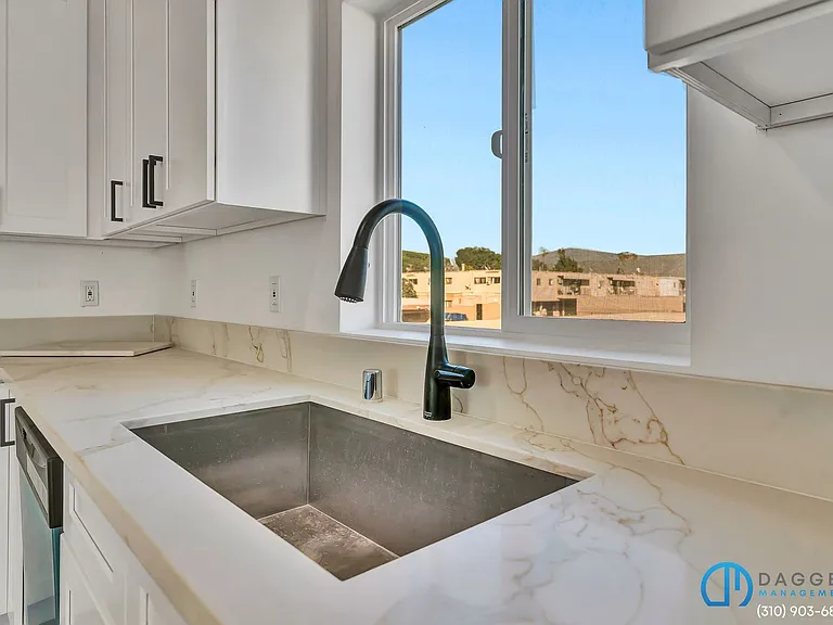 11845 Hamlin St #1/2 — Photo 10