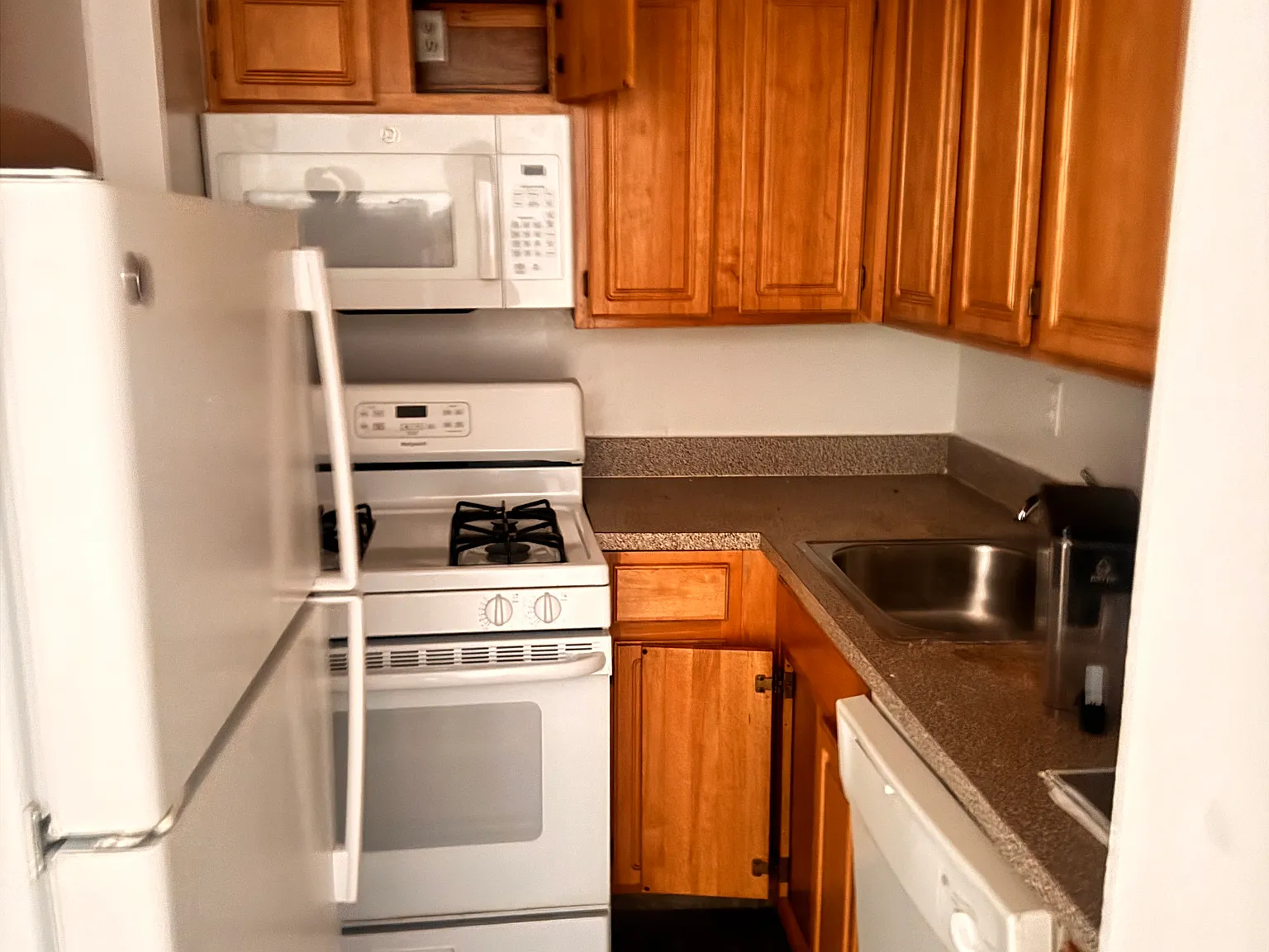1 bed, 800 sqft, $2,550 — Photo 3