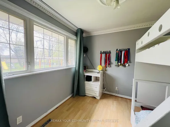 211 James St, King, ON L7B 1J7