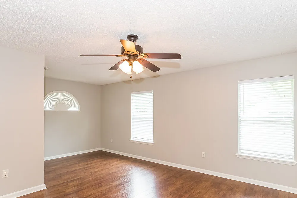4 bed, 2.0 bath, 1844 sqft, $3,090 — Photo 3