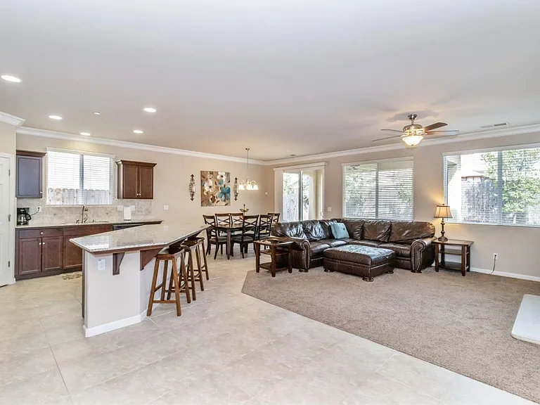 837 Maine Ave — Photo 2