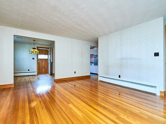 5th image of 12 Edythe Ln