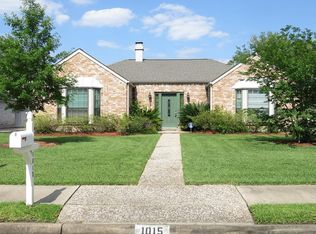 1015 Coachlight Dr, Houston, TX 77077