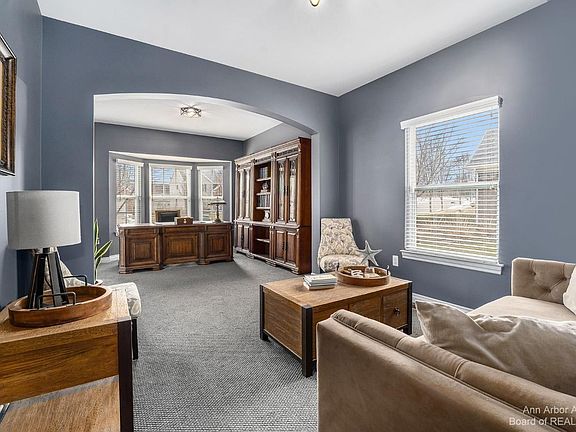 3rd image of 761 W Castlebury Cir