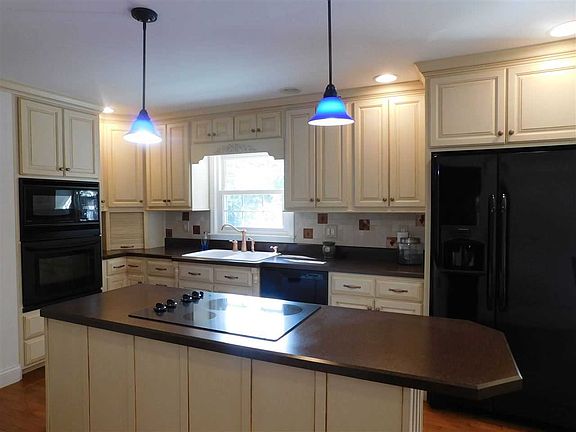 3rd image of 825 Treelane Dr