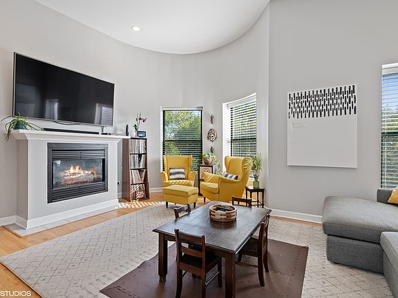 3rd image of 4636 N Malden St APT 3N