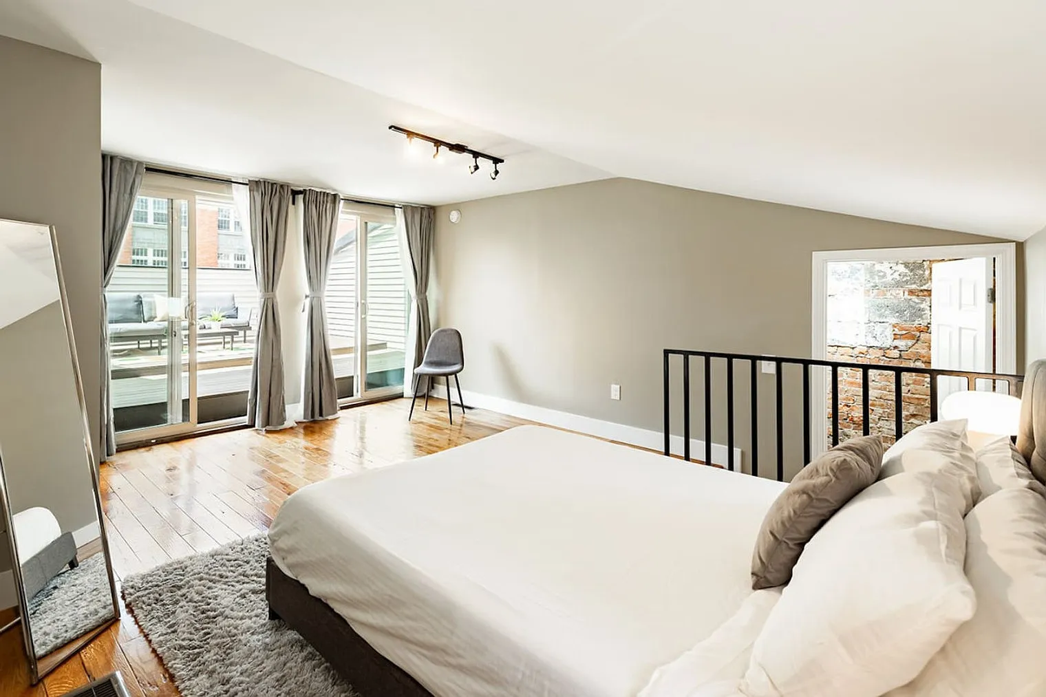 3 bed, 2.0 bath, 2152 sqft, $4,340 — Photo 3