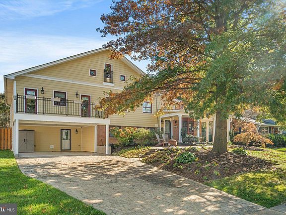 3rd image of 1042 Dalebrook Dr