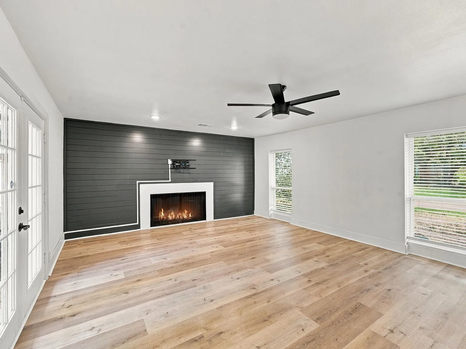 3 bed, 2.0 bath, 2004 sqft, $3,350 — Photo 3