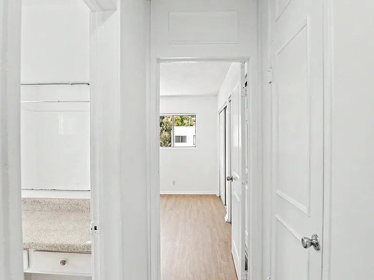 Hollywood Apartments — Photo 15