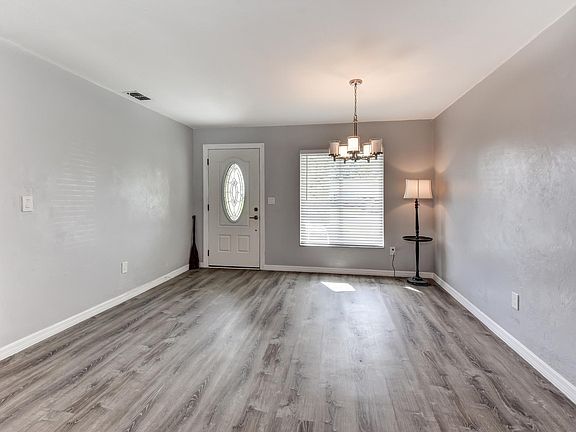 3rd image of 1403 Dexter Dr N