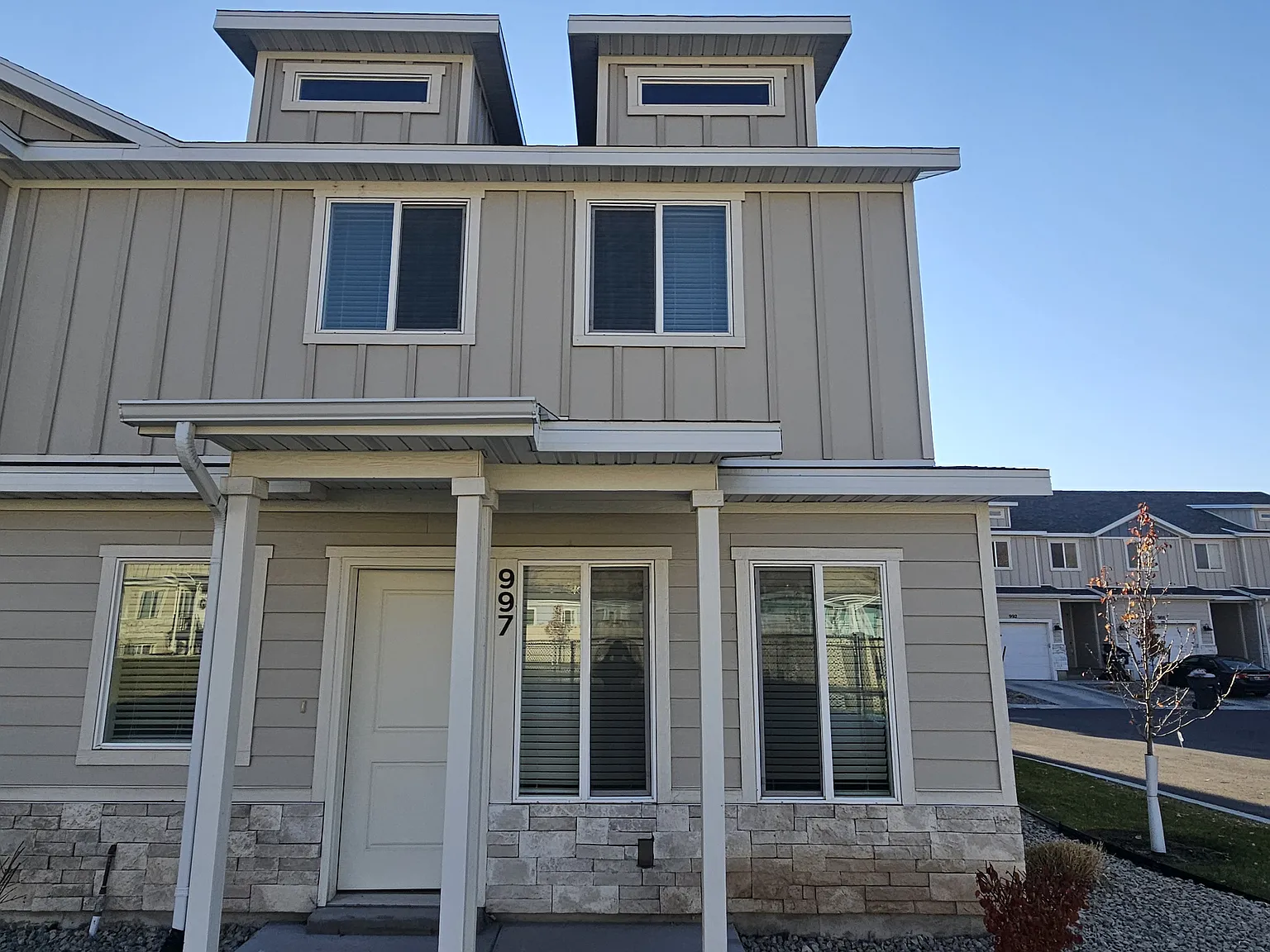 3 bed, 2.5 bath, 1500 sqft, $2,100 — Photo 2