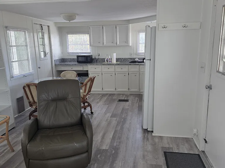 300 Pinewood Ave — Photo 11
