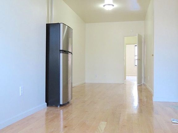 5th image of 242 Jefferson St APT 3R