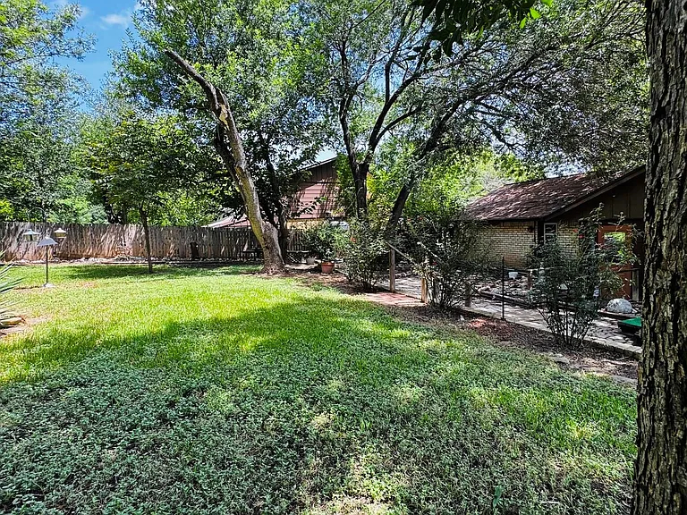 2506 Valley Dr — Photo 16
