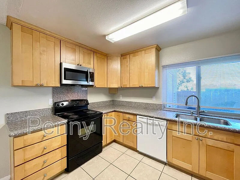 3 bed, 1.5 bath, 1113 sqft, $3,880 — Photo 3