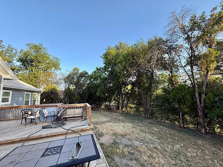 320 S Columbia St — Photo 13