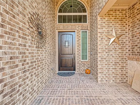 4th image of 18631 Pelham Grove Ln
