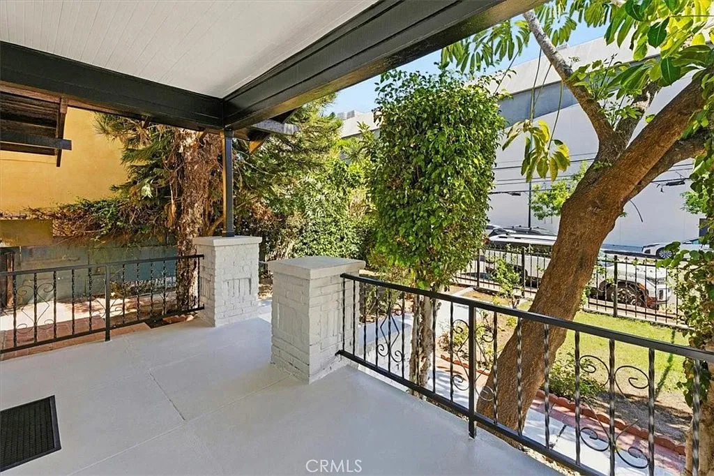2 bed, 1000 sqft, $4,300 — Photo 2