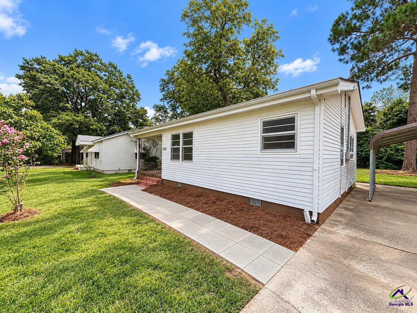 3 bed, 1.0 bath, 1044 sqft, $1,250 — Photo 2