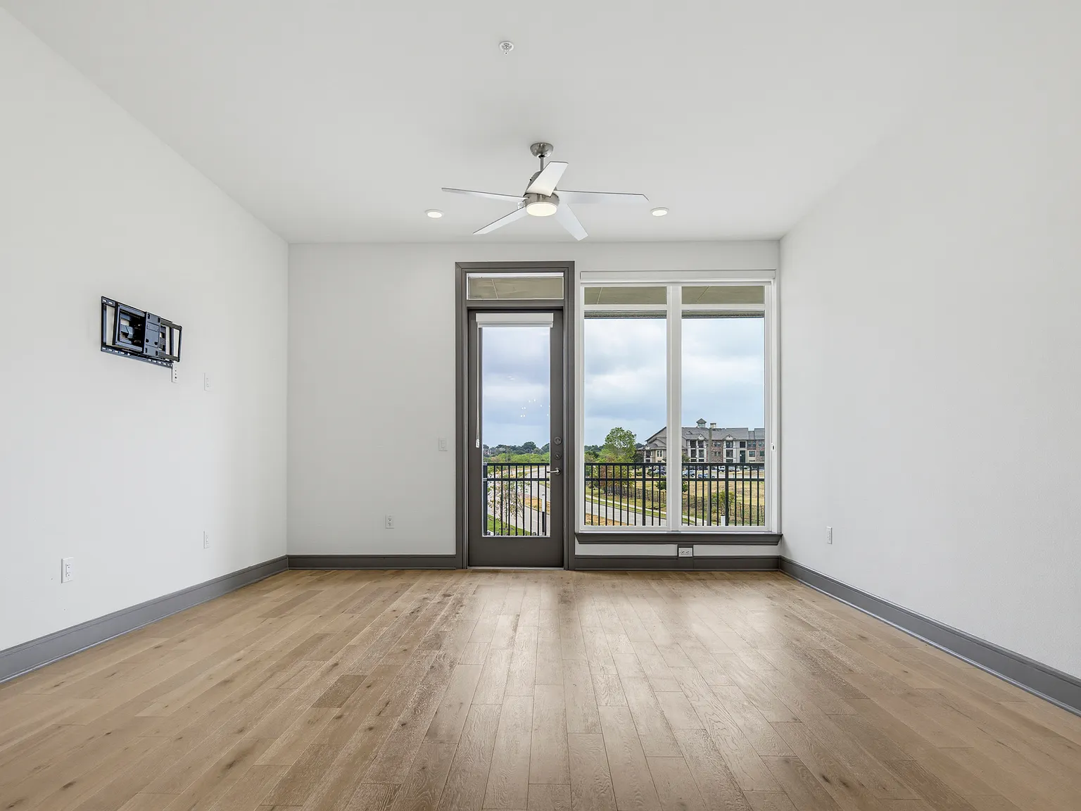 3 bed, 1959 sqft, $2,700 — Photo 4