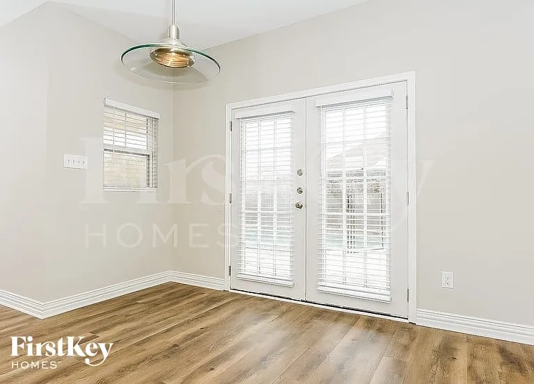 401 Deer Lake Dr — Photo 7