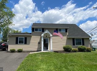 59 Iroquois Rd, Levittown, PA 19057